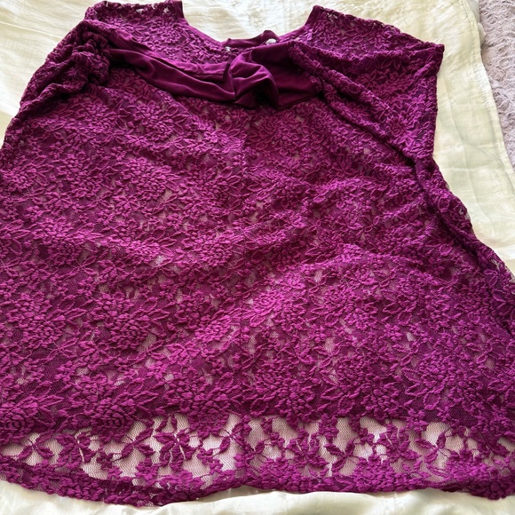 TOP, FLORAL LACE, BRIGHT CHERRY, SIZE 4X, LONG LACE SLEEVES, PLAIN CUFFS, - Picture 3 of 7